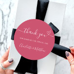 Adesivo Obrigado Magenta de casamento<br><div class="desc">Um fundo magenta de tendência. Com o texto: Obrigado por compartilhar nosso dia especial,  com um coração pequeno. Personalize e adicione seus nomes.</div>