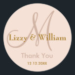 Adesivo Obrigado Monograma Vinheta<br><div class="desc">Vinhetas iniciais com noiva e nome noivo, data de casamento e obrigado mensagem para expressar sua gratidão no dia do seu casamento ou em qualquer ocasião especial. .Mais cores estão disponíveis para sua escolha. Você também pode personalizar a cor e a fonte usando o botão personalizar o recurso abaixo do...</div>