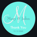 Adesivo Obrigado Monograma Vinheta<br><div class="desc">Vinhetas iniciais com noiva e nome noivo, data de casamento e obrigado mensagem para expressar sua gratidão no dia do seu casamento ou em qualquer ocasião especial. Mais cores estão disponíveis para sua escolha. Você também pode personalizar a cor e a fonte usando o botão personalizar o recurso abaixo do...</div>