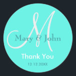 Adesivo Obrigado Monograma Vinheta<br><div class="desc">Vinhetas iniciais com noiva e nome noivo, data de casamento e obrigado mensagem para expressar sua gratidão no dia do seu casamento ou em qualquer ocasião especial. Mais cores estão disponíveis para sua escolha. Você também pode personalizar a cor e a fonte usando o botão personalizar o recurso abaixo do...</div>