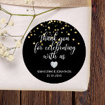 Adesivo OBRIGADO por Celebrar Casamento Dourado NEGRO<br><div class="desc">Etiquetas/rótulos de casamento encantadores e personalizados para os seus favores de presentes. Pequeno coração de diamante falso para adicionar um pouco de brilho e toque de classe. Dourado confetti. Palavra: Obrigado por comemorar conosco. Essa obrigado que você modelo de adesivo de casamento pode ser editada como quiser.</div>