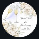 Adesivo Obrigado por celebrar conosco<br><div class="desc">Este belo adesivo de casamento apresenta um guião delicado e elegante "Obrigado por Celebrar Conosco" rodeado por florais suaves. A sutil paleta colorida cria um aspecto eterno e romântico, perfeito para selar convites para casamento, favorecer bolsas ou cartas de agradecimento. Os detalhes florais oferecem um toque na moda e moderno...</div>