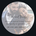 Adesivo Obrigados e Amarragens Fotográficas de Casamento<br><div class="desc">Personalize este obrigado de casamento que você coloca em seu lugar com sua fotografia favorita,  sua mensagem e seus nomes. Sua foto está esmaecida atrás do texto,  para que sua mensagem seja mais fácil de ler.</div>