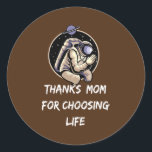 Adesivo Obrigados Mãe para Escolher o Retro Life Pro Life<br><div class="desc">Obrigados Mãe por Escolher Life Pro Life Retro roupa Gift. Presente perfeito para seu pai, mãe, pai, homens, mulheres, amigos e familiares no Dia de Ação de Graças, Dia de Natal, Dia de as mães, Dia de os pais, 4 de julho de 1776 Dia Independente, Dia dos Veteranos, Dia do...</div>