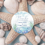 Adesivo Obrigados Para Celebrar Conosco! Casamento de Verã<br><div class="desc">Obrigados Para Celebrar Conosco! Vinheta Clássica De Casamento De Verão. Nosso design de chic costeiro para casamentos de verão,  festas de noivado ou jantas de ensaio apresenta conchas de cor azul-d-água e arco-íris e coral.,  Adicione texto personalizado às costas para fornecer qualquer informação adicional.</div>