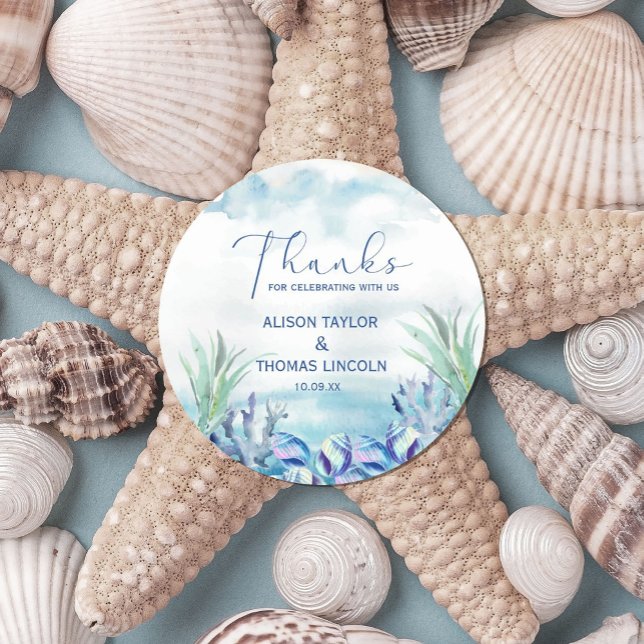 Adesivo Obrigados Para Celebrar Conosco! Casamento de Verã (design for summer weddings, engagement parties, features seashells of blue watercolor and rainbow.)