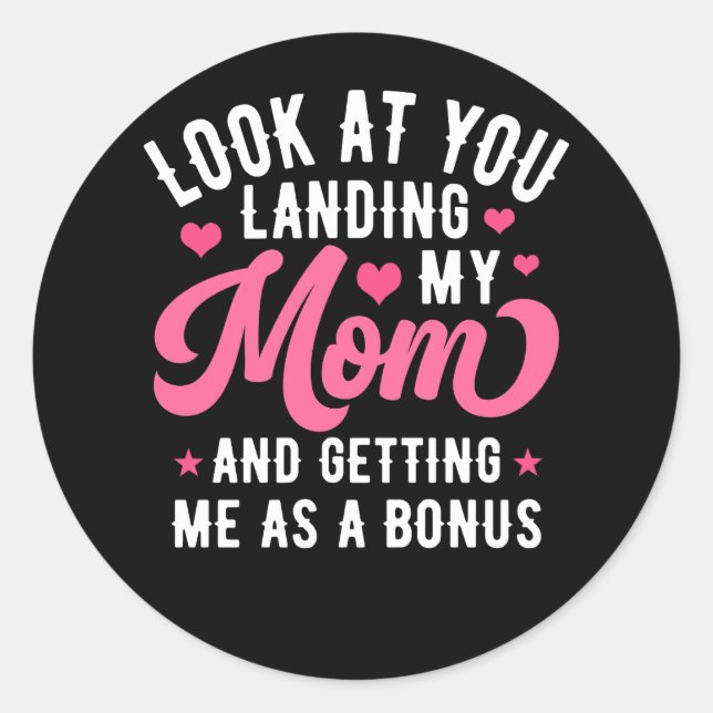 Adesivo Olha, Lança A Minha Mãe A Dar-Me Um Bônus. (Frente)