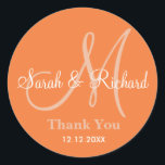 Adesivo Orange Obrigado Monograma Vestido<br><div class="desc">Vinhetas iniciais com noiva e nome noivo, data de casamento e obrigado mensagem para expressar sua gratidão no dia do seu casamento ou em qualquer ocasião especial. .Mais cores estão disponíveis para sua escolha. Você também pode personalizar a cor e a fonte usando o botão personalizar o recurso abaixo do...</div>
