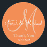 Adesivo Orange Obrigado Monograma Vestido<br><div class="desc">Vinhetas iniciais com noiva e nome noivo, data de casamento e obrigado mensagem para expressar sua gratidão no dia do seu casamento ou em qualquer ocasião especial. .Mais cores estão disponíveis para sua escolha. Você também pode personalizar a cor e a fonte usando o botão personalizar o recurso abaixo do...</div>