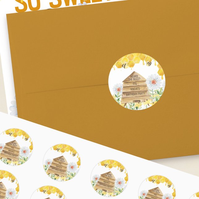 Adesivo Ouviu a Abelha Buzz ser uma Festa de aniversário a (Heard the Buzz? Whip up some excitement for a bee themed birthday party with cute beehive stickers)