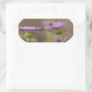 Adesivo Oval Abelha ocupada na foto roxa do cardo