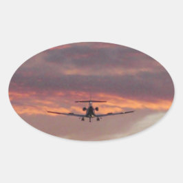 Adesivo Oval Avião Comercial Aterrissando Ao Pôr do Sol