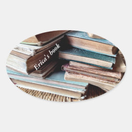 Adesivo Oval Muitos livros em um ex-libris de cadeira antiga