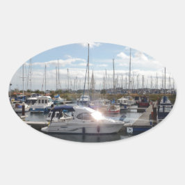 Adesivo Oval Pequeno barco a motor apanhando o sol