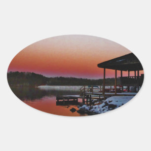 Adesivo Oval Snowy Sunset no cais do lago de Arrohead