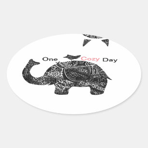 Adesivo Oval Um Feliz Dia da Loucura de um Elefante e seus Amig