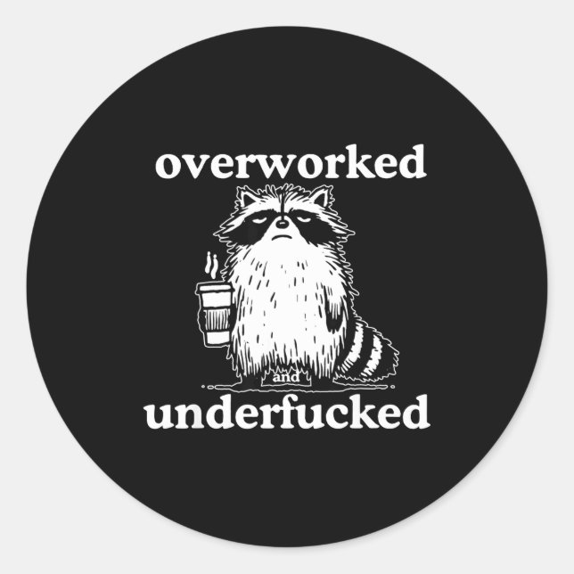 Adesivo Overworked And Underfored Funny Raccoon Coffee Say (Frente)