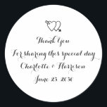 Adesivo Palhaço preto de corações brancos a favor do prese<br><div class="desc">Escrita personalizada a preto e branco e corações A favor da dádiva de casamento a favor dos adesivos redondos clássicos</div>