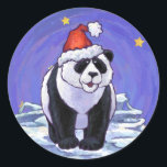 Adesivo Panda Bear Christmas<br><div class="desc">Os presentes e acessórios de natal Festivo Panda Bear Bear de Animal apresentam nossa divertida trabalho de arte de um urso panda fofo escondido em um chapéu vermelho de Papai Noel em uma paisagem nevada contra um céu noturno estrelado azul escuro texturizado pintado pelo ilustrador de livros infantis Traci Van...</div>