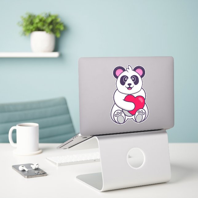 Adesivo Panda bonita segurando um grande coração vermelho (Laptop na mesa)