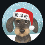 Adesivo Papais noeis de Dachshund Cachorro Cachorro Com Ca<br><div class="desc">Espalhe a alegria de férias com este adorável adesivo de Natal! O adesivo apresenta um dachshund gravado ilustrado vestindo um chapéu vermelho brilhante de Papai Noel com um caimento branco. HO HO HO pode ser personalizado com nome ou outro texto. Estes autocolantes podem ser utilizados para selar envelopes ou embalagens...</div>