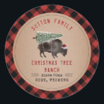 Adesivo Papais noeis do Ranch da Árvore de Natal Xadrez de<br><div class="desc">Ilustração de um bisão de búfalo vestindo chapéu de Papai Noel com árvore de Natal amarrada às costas. A borda é o padrão de xadrez de búfalo vermelho e preto.</div>
