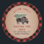 Adesivo Papais noeis do Ranch da Árvore de Natal Xadrez de<br><div class="desc">Ilustração de um bisão de búfalo vestindo chapéu de Papai Noel com árvore de Natal amarrada às costas. A borda é o padrão de xadrez de búfalo vermelho e preto.</div>
