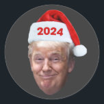 Adesivo Papais noeis Engraçados Trump 2024 Presente de Tru<br><div class="desc">Papais noeis Donald Trump 2024 Tornem o Excelente de Natal Novamente Engraçado Trump Xmas dá a ideia de homens, mulheres, crianças, meninos, meninas, mãe, pai, filho, filha, avô, avó, família ou amigo que amam apoiadores Trump ou Trump vestirem na festa de Natal ou no mercado de Natal! Trump 2024 Retire...</div>