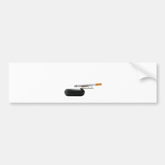 Adesivo Para Carro Cigarro no cinzeiro sobre o branco
