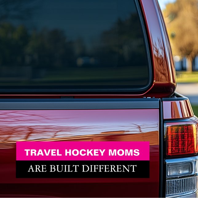 Adesivo Para Carro Mães de hóquei em viagem são construídas diferente (Travel Hockey Moms are Built Different Bumper Sticker)