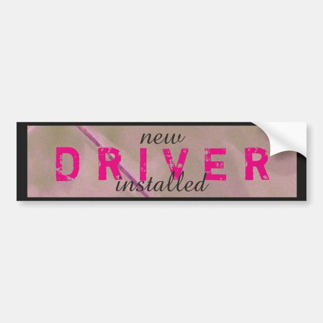 Adesivo Para Carro Novo driver engraçado instalado rosa preto (Frente)