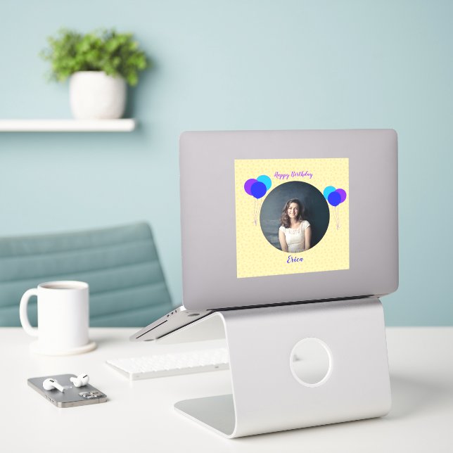 Adesivo Parabéns Balões de Aniversário Personalizados Text (Laptop na mesa)