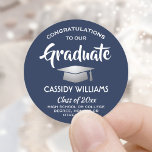 Adesivo Parabéns Marinho Graduação Azul e Branco<br><div class="desc">Adicione um toque personalizado aos anúncios de graduação da faculdade ou do segundo grau e aos convites com esses marinhos personalizados adesivos redondos/selos de envelopes azuis, prateados e brancos. Todo texto é simples de personalizar. Design apresenta um falso conselho metálico escovado de argamassa de aço inox, tipografia na moda moderna...</div>