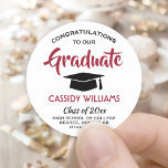 Adesivo Parabéns Red Black White Modern Graduação<br><div class="desc">Adicione um toque personalizado aos anúncios de graduação da faculdade ou do segundo grau e aos convites com esses adesivos redondos vermelhos, pretos e brancos / selos de envelopes. Todo texto é simples de personalizar. Design apresenta a tipografia moderna na moda vermelha e preta e a caligrafia de scripts de...</div>