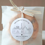 Adesivo Paris Skyline | Mensagem de boas-vindas do casamen<br><div class="desc">Melhore seus pacotes de boas-vindas do casamento ou favoritos para festas de eventos com um conjunto personalizado de adesivos de boas-vindas! Estes elegantes e mínimos autocolantes são adaptados para um casamento que acontece na bela cidade de Paris, França. Eles apresentam um horizonte moderno de deco com o nome da cidade...</div>