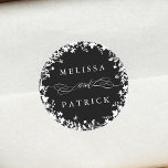 Adesivo Pavimento de Flores Brancas Silhueta Preto<br><div class="desc">Este elegante adesivo de casamento apresenta a silhueta de flores silvestres como uma coroa com os seus nomes. Para uma personalização mais avançada deste design,  clique no BOTÃO FERRAMENTA DESIGN AZUL acima! Itens correspondentes também estão disponíveis.</div>