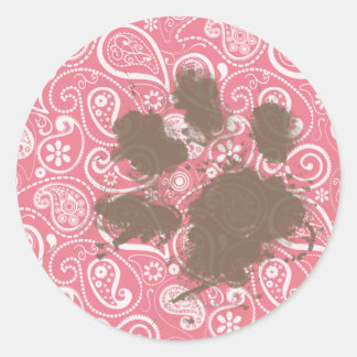 Adesivo Pawprint bonito em uma pia rosa escura