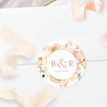 Adesivo Peach Blush com Envelope de Casamento Coral / Favo<br><div class="desc">Um monograma elegante selante de envelope de casamento ou adesivo de favor com detalhes florais de cor d'água maravilhosos em uma bela mistura de pêssego, laranja, rosa-pincel, coral, creme e matizes de champanhe. Centrar em branco com iniciais e segunda linha de texto em coral. Duas opções de tamanho e várias...</div>