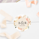Adesivo Peach, Blush, Envelope De Casamento Creme / Favor<br><div class="desc">Um monograma elegante selante de envelope de casamento ou adesivo de favor com detalhes florais de cor d'água lindíssimos em uma bela mistura de pêssego, laranja, rosa-pincel, creme e matizes de champanhe. Centro em champané com iniciais e segunda linha de texto em matizes pretos. Também disponível com texto em tons...</div>