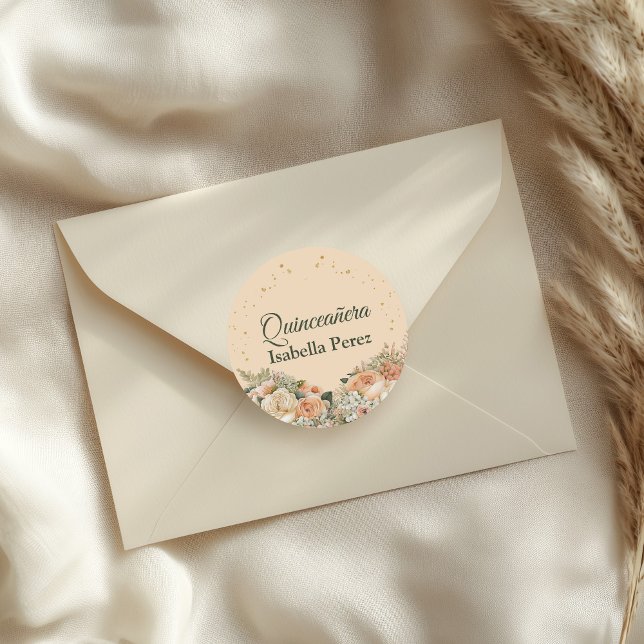 Adesivo Peach Fuzz Floral e Glitter Dourado Quinceanera (Peach Fuzz Floral and Gold Glitter Quinceanera Classic Round Sticker on an elegant envelope.)