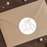 Adesivo Pearl Bow Bridal Shower She's Tying the Knot<br><div class="desc">Elevate your bridal shower presentation with this Pearl Bow “She’s Tying the Knot” classic round sticker, featuring a delicate pearl bow design paired with elegant script for a romantic and feminine touch. Perfect for sealing invitation envelopes, decorating favor bags, gift boxes, and party packaging, it complements coquette, chic, and modern...</div>