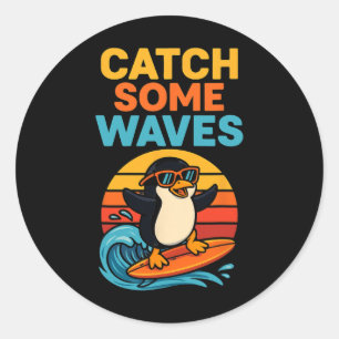 Adesivo Pegue Algumas Ondas – Cartoon de Pinguim Surfando