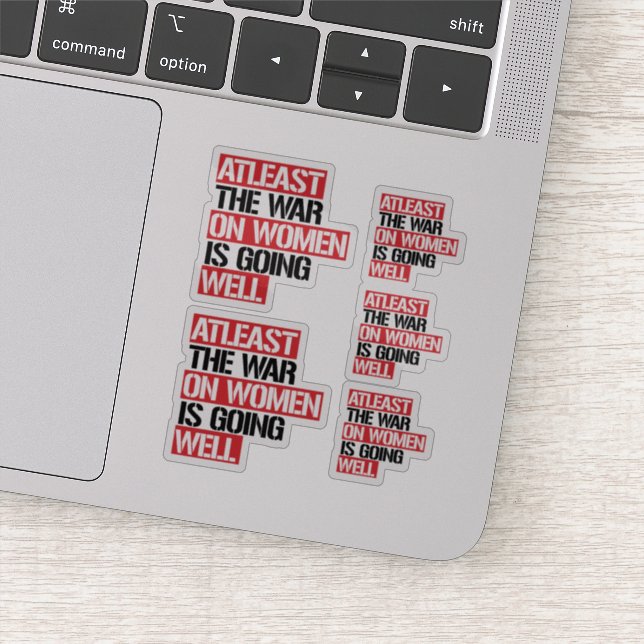 Adesivo Pelo menos a guerra contra as mulheres está indo b (Detalhe)