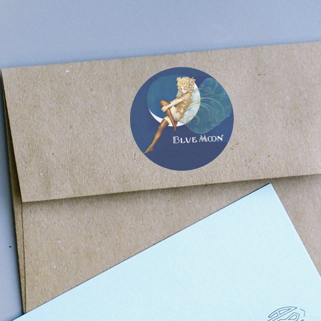 Adesivo Pentes de fada de lua azul (Pretty blond fairy on blue moon in silk stockings on round dark blue sticker.)