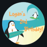 Adesivo Pepe Surfer Penguin Little Kid Birthday Sticker<br><div class="desc">Convite de aniversário para temas de surf e pinguim com dois pinguins de surf. Um está cavalgando o outro segurando uma prancha. Um convite perfeito para uma festa de aniversário temática de surf para um jovem garoto! Personalize com seu próprio texto e fontes!</div>