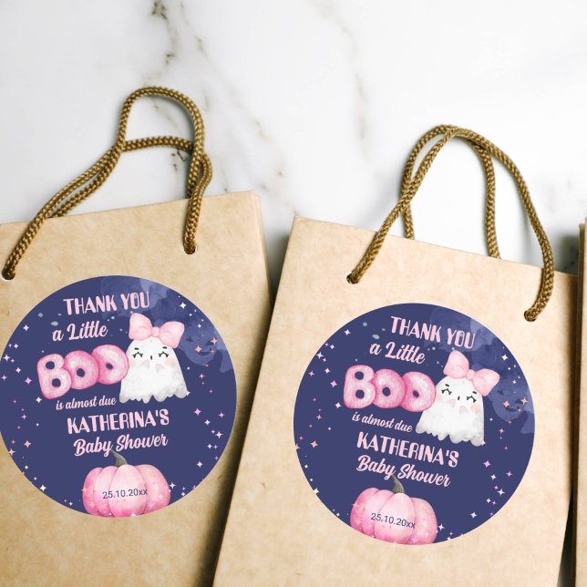 Adesivo Pequena garota fantasma do Halloween chá de fralda (Little boo cute girl ghost baby shower thank you favor stickers navy blue background pink pumpkin)