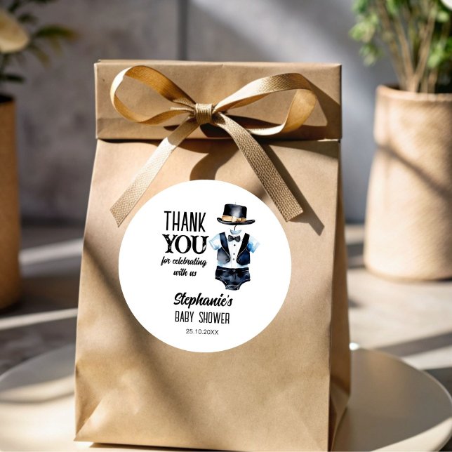 Adesivo Pequeno chá de fraldas preto de smoking (Little man baby shower black tuxedo hat thank you favor sticker template boy baby shower favors)