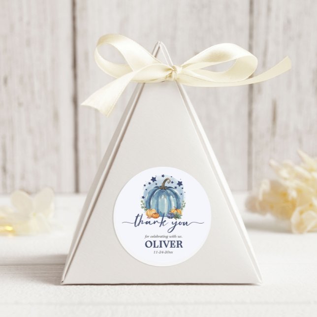 Adesivo Pequeno Rapaz Abóbora Chá de fraldas Azul Obrigado (roun sticker for party favors or envelopes baby boy blue baby shower fall pumpkin)