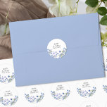 Adesivo Periwinkle Wildflower Wedde Bride e Nome de Groom<br><div class="desc">Vinhetas de casamentos de flores selvagens com nomes de noivas e noivos, data de casamento e flores selvagens delicadas. Este doce design floral tem flores silvestres femininas e delicadas numa paleta romântica e macia de lilás, travesseiro, púrpura pálida, lavanda e azul. Perfeito para primavera e casamento de verão. Para coordenar...</div>