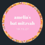 Adesivo Personalizado de Bat Mitzvah Laranja Cor-de-Rosa C<br><div class="desc">Adicione uma pop de diversão personalizada à sua comemoração com estes vibrantes adesivos personalizados! Apresentando um centro rosa lúcido rodeado por uma borda retrorfloral e geométrica em tons cor de laranja quente, amarelo e marrom, esses adesivos são perfeitos para um Bat Mitzvah ou qualquer evento especial. Destacando o nome e...</div>
